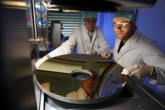 Atomic precision technologies for the next but one generation of microchips picture 2 Image 2: The coating of mirrors is carried out with atomic precision at Fraunhofer IOF in Jena. © Fraunhofer IOF, Jena, Germany