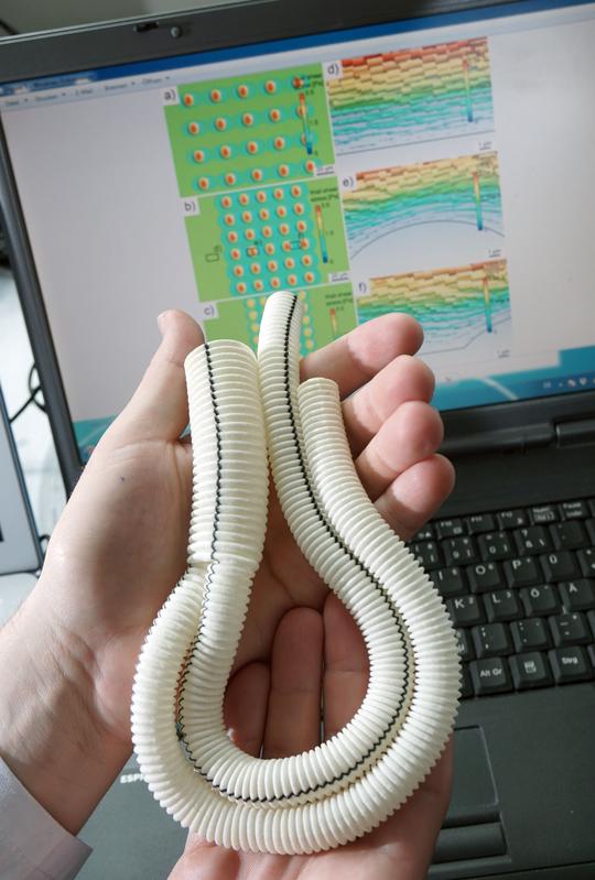 Wie Materialoberflächen Zellgemeinschaften steuern picture 2 | Jenaer Forschern ist es gelungen, Polymeroberflächen von künstlichen Blutgefäßen so zu verändern, dass sie die Anhaftung der Blutplättchen und damit die Blutgerinnung wesentlich reduzieren. Foto: Jan-Peter Kasper/FSU