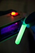 Fluorescent nanoparticles, excited by UV light. © Photo K. Dobberke für Fraunhofer ISC