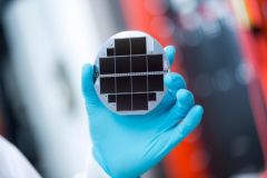 Silicon-based multi-junction solar cell consisting of III-V semiconductors and silicon. The record cell converts 33.3. percent of the incident sunlight into electricity. © Fraunhofer ISE/Photo: Dirk Mahler