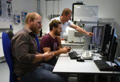 Christian Dolle, Peter Schweizer und Prof. Dr. Erdmann Spiecker (von links nach rechts) beim anipulieren von Versetzungen an ihrer Nano-Werkbank, einem erweiterten Elektronenmikroskop. Mingjian Wu