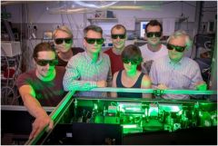 Markus Koch (3rd from left), Bernhard Thaler (4th fro left), head of institute Wolfgang Ernst (far right) and team in the "Femtosecond-Laser-Lab" at the Institute of Experimental Physics at TU Graz. ©Lunghammer - TU Graz