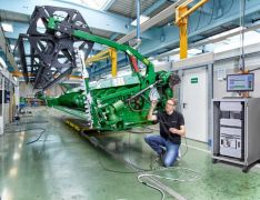 The sensor system inspects the rotating cutting unit of a combine harvester for defective vibrations or noises. Fraunhofer IZFP / Uwe Bellhäuser