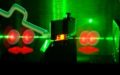Light pulses can form pairs in ultra-short pulse lasers. The pulse intervals (red) can be precisely adjusted by making certain changes to pump beam (green). Image: UBT.